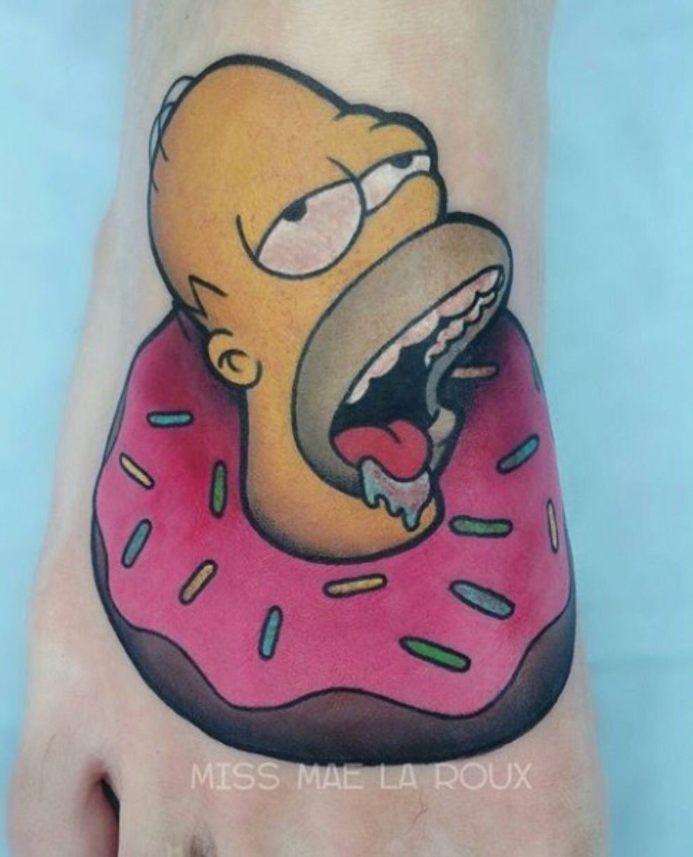 Гомер симпсон весь в татуировках.