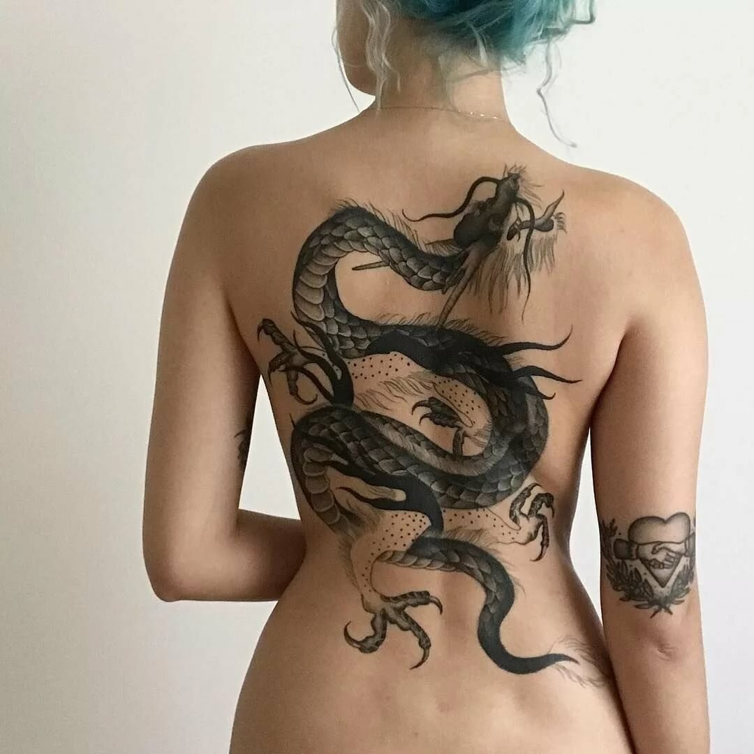 Девушка с татуировкой дракона Татуировка