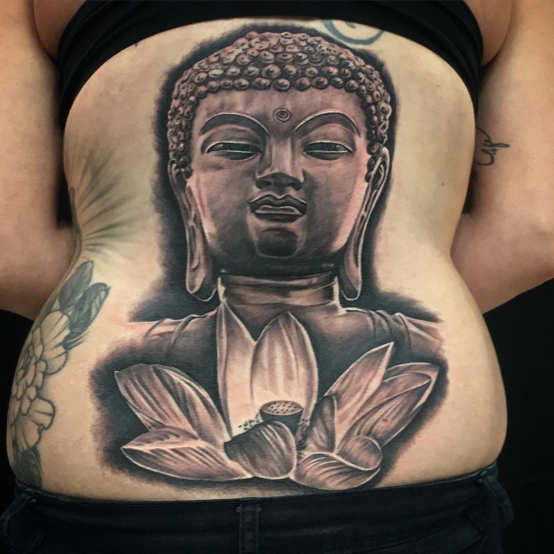 Татуировка Будда на спине.