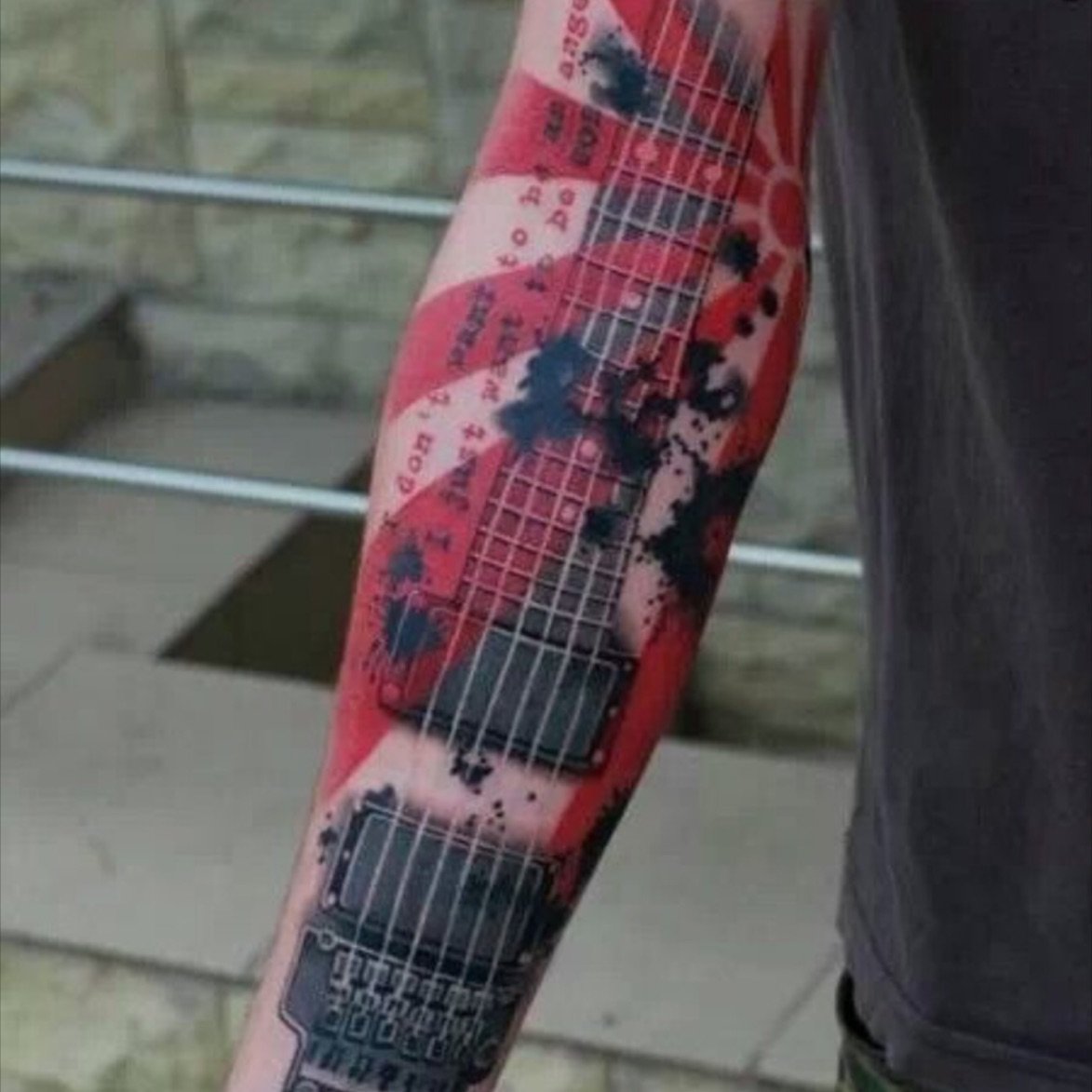 красная татуировка на руке