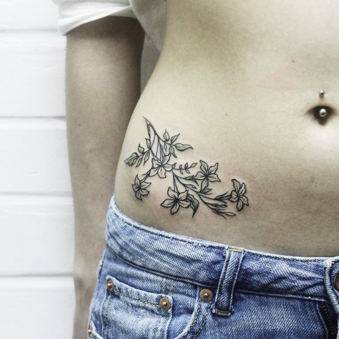 Татуировки на животе для девушек