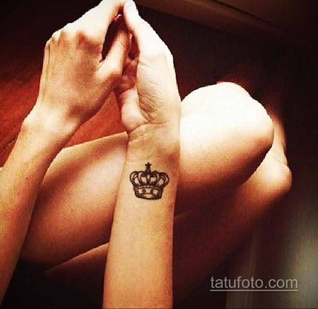 Татуировка в виде короны на запястье
