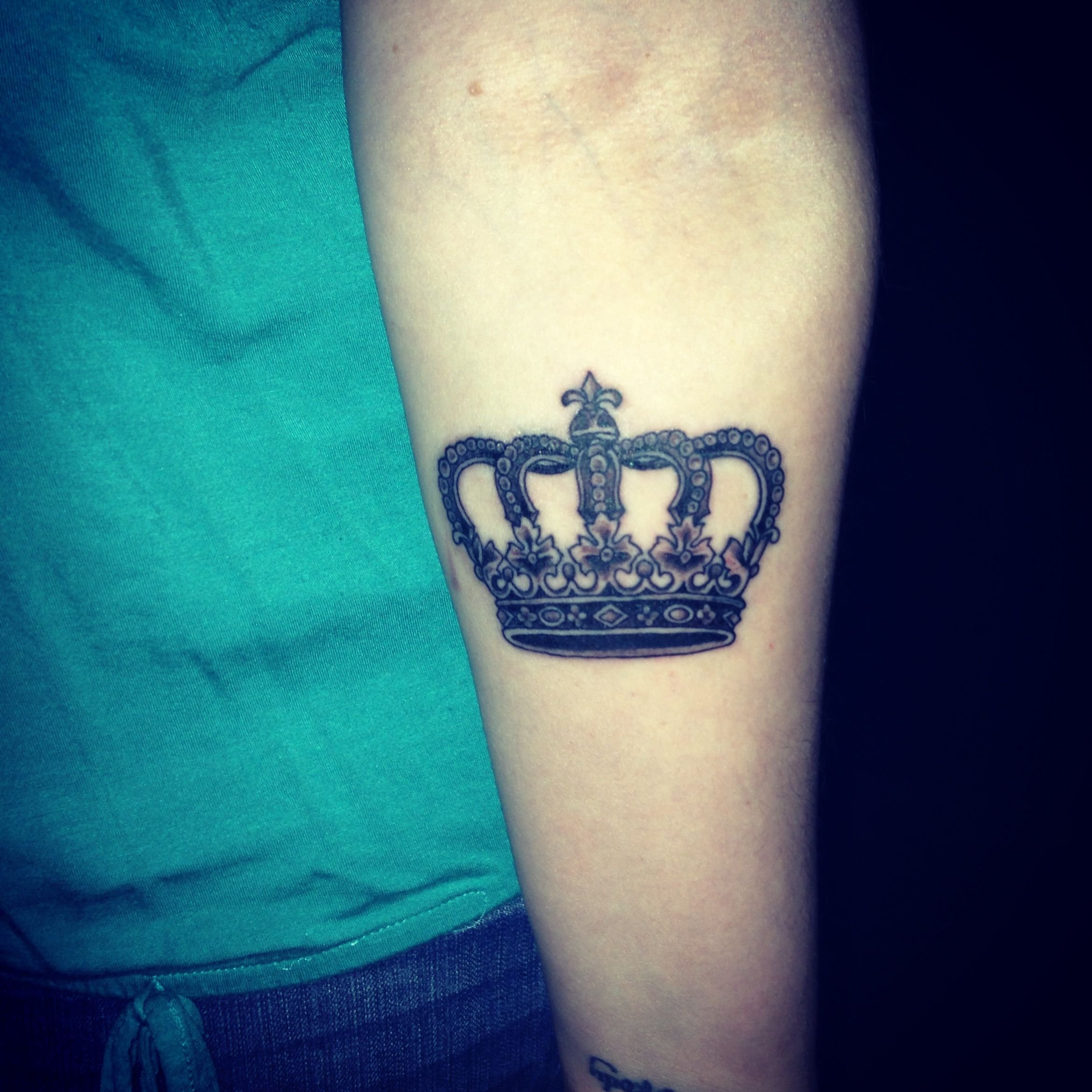 Что означает корона тату на руке или шее у девушки
