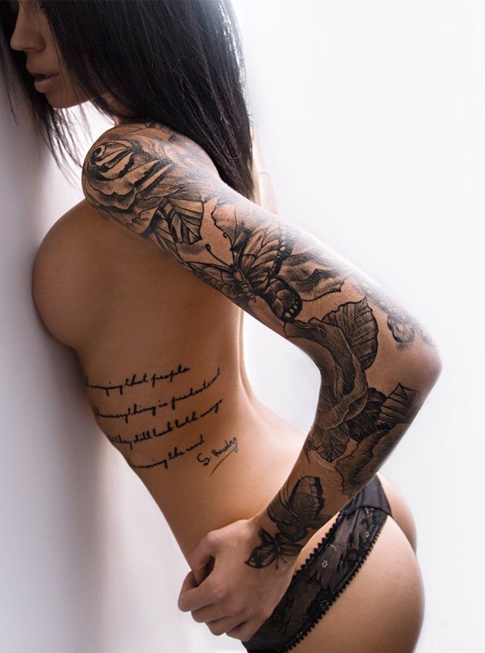Голая женщина с красивыми татуировками