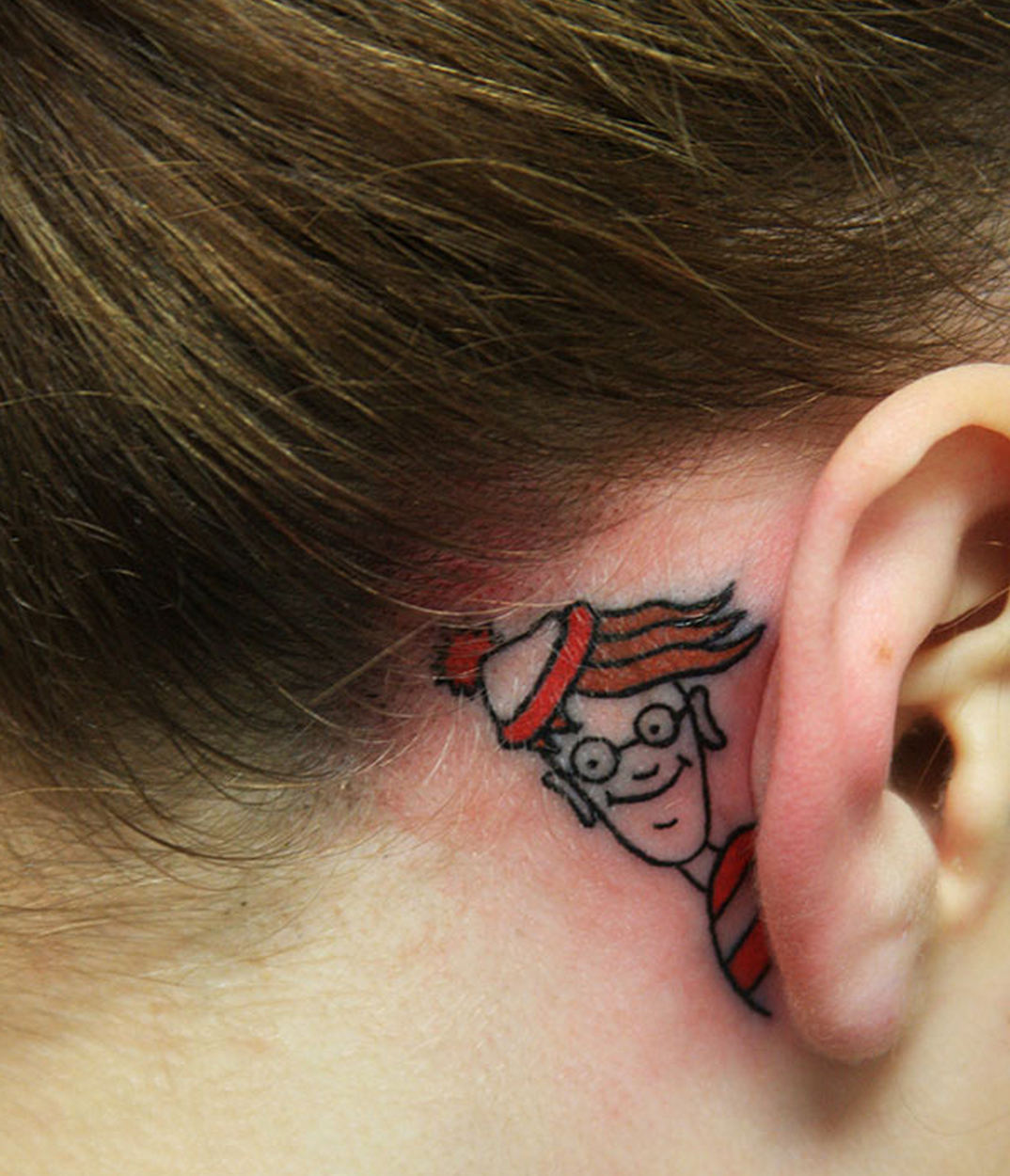 татуировка мужчина за ухо