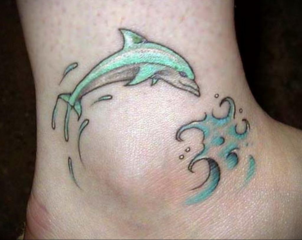 Тату Дельфин на ноге
