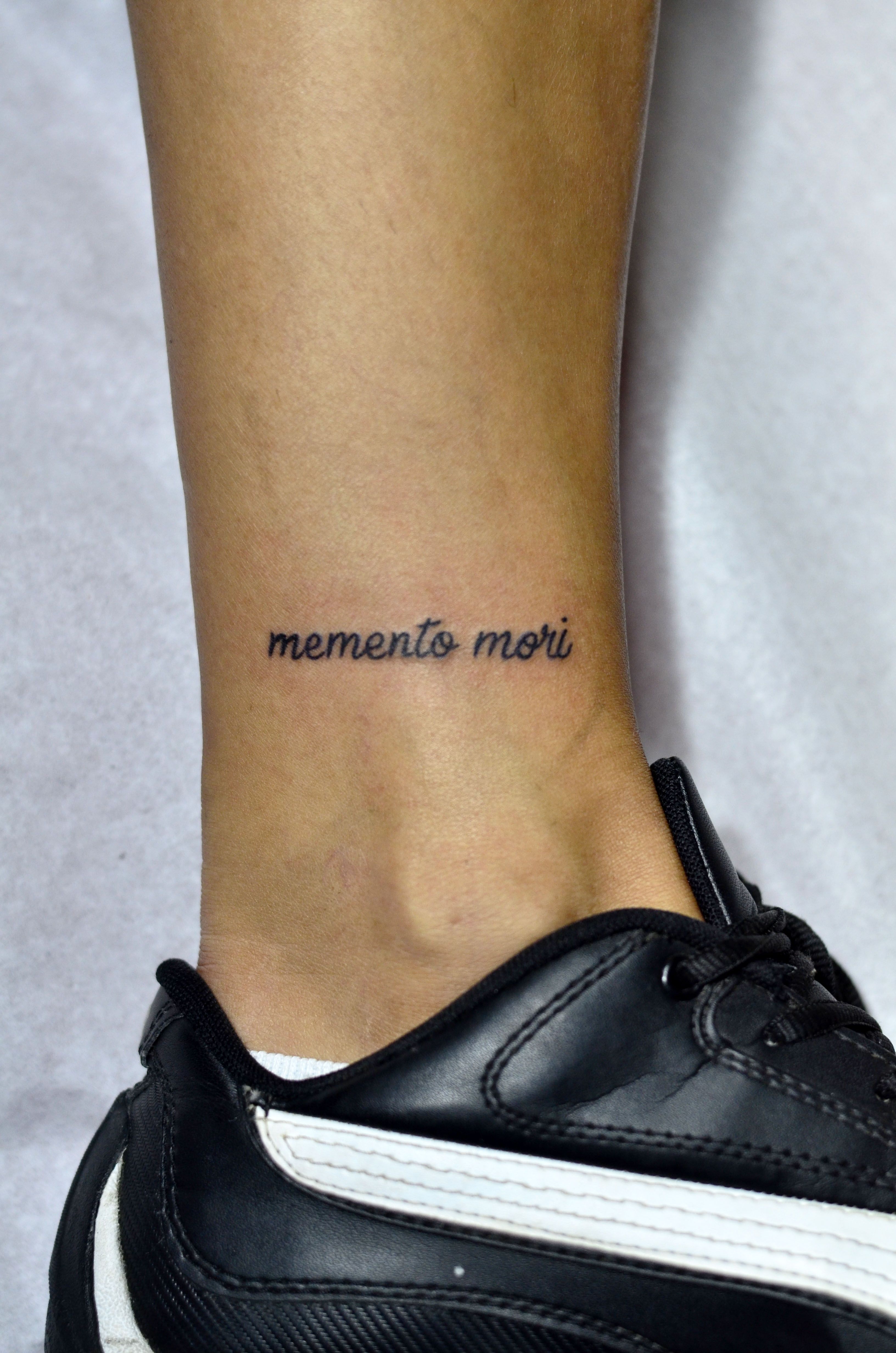 Memento Mori тату на ноге