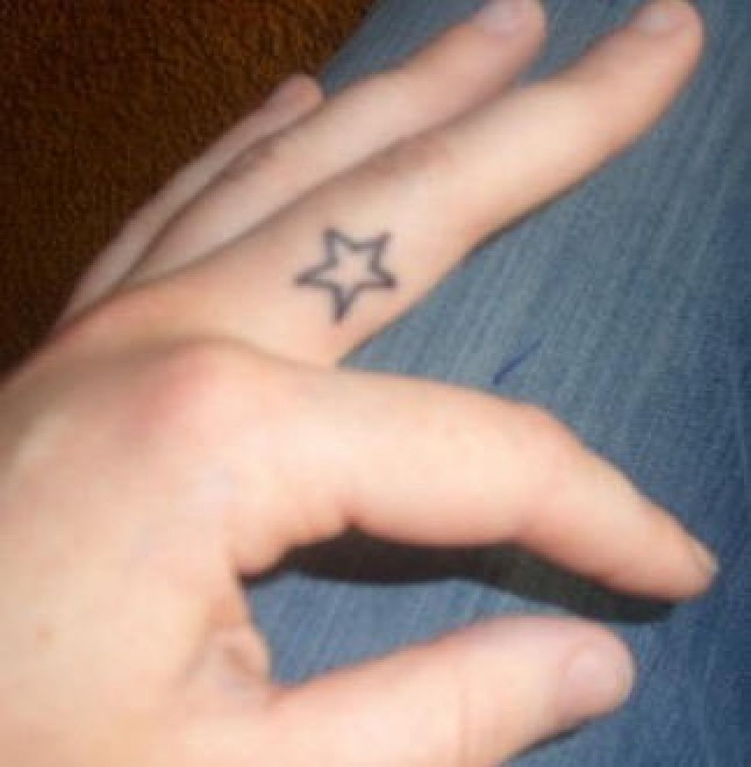 Татуировка в виде звезды на пальце