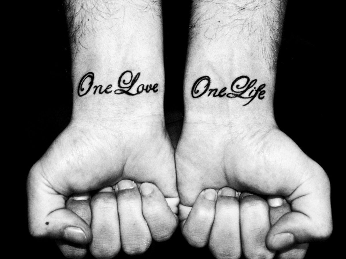 Одна жизнь одна любовь тату на руке