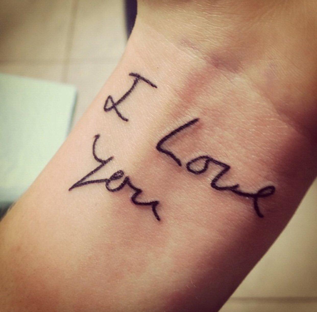 Татуировка надпись Love