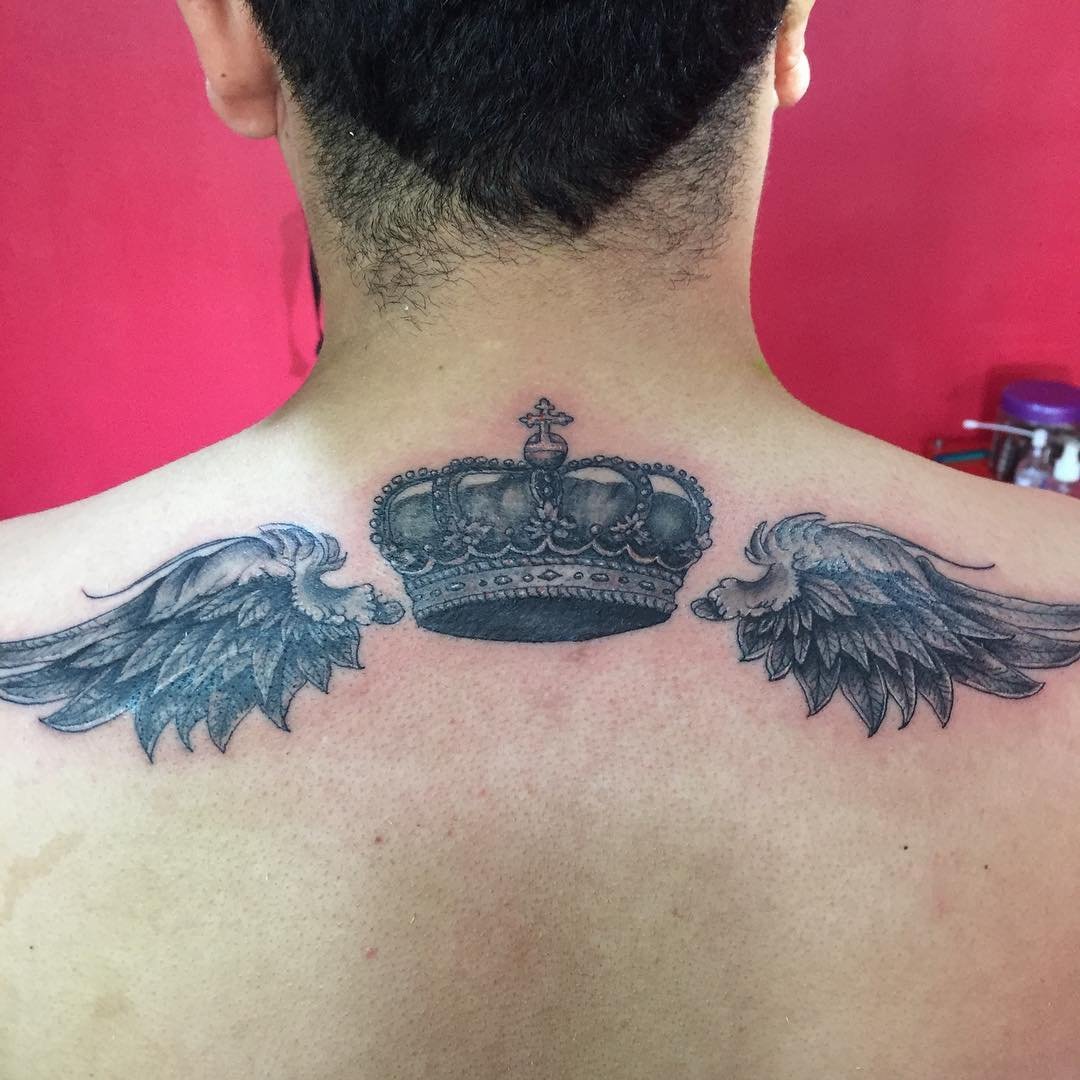 Тату корона с крыльями