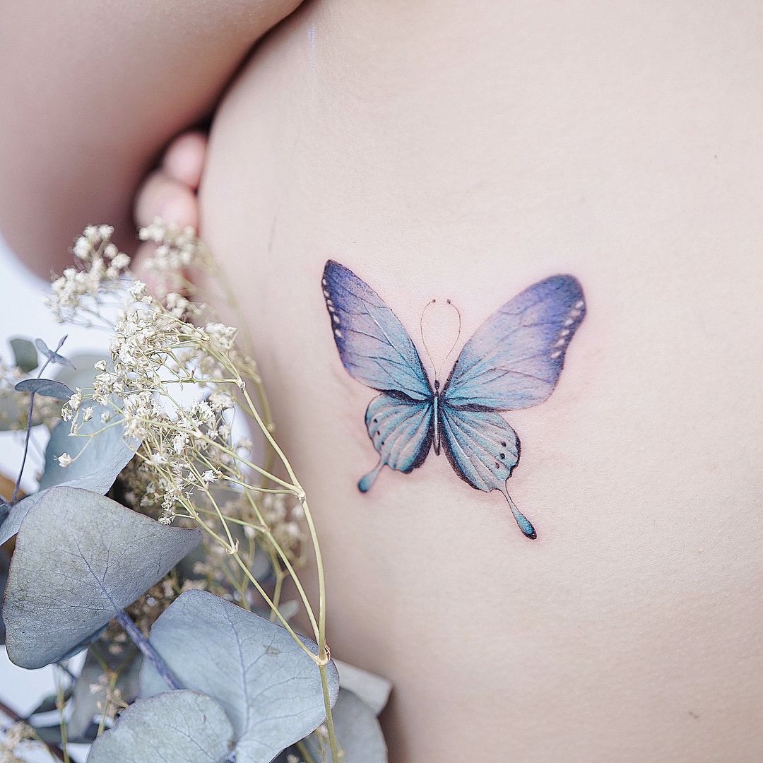 Нежная тату для женщин бабочка