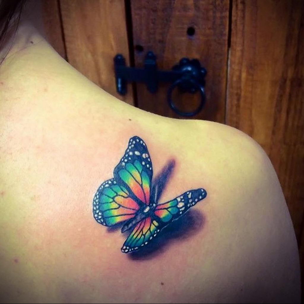 Бабочка в цветах тату