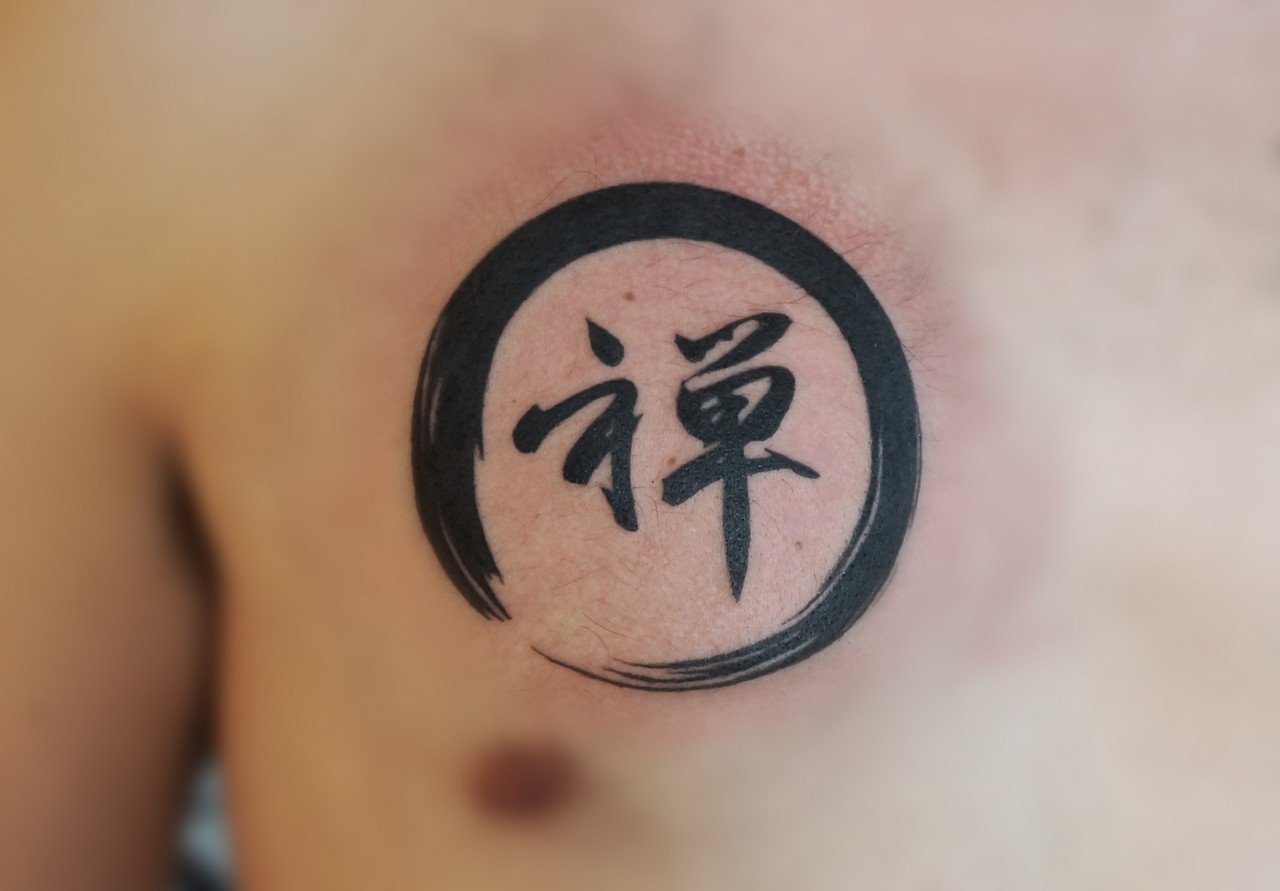 Тату китайские иероглифы на груди
