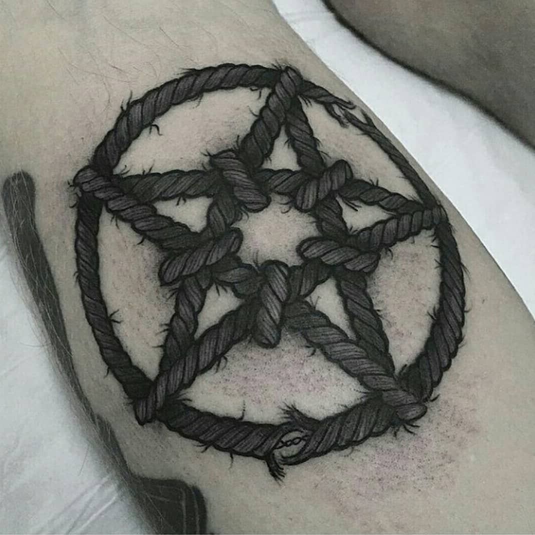 Сатанинская пентаграмма тату