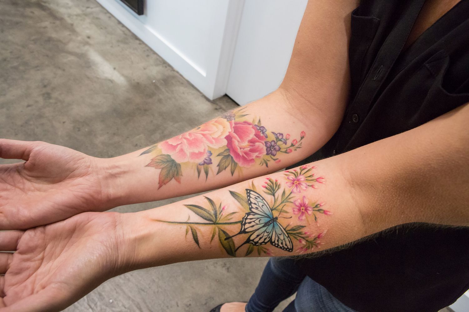 Цветная тату с цветами на руке