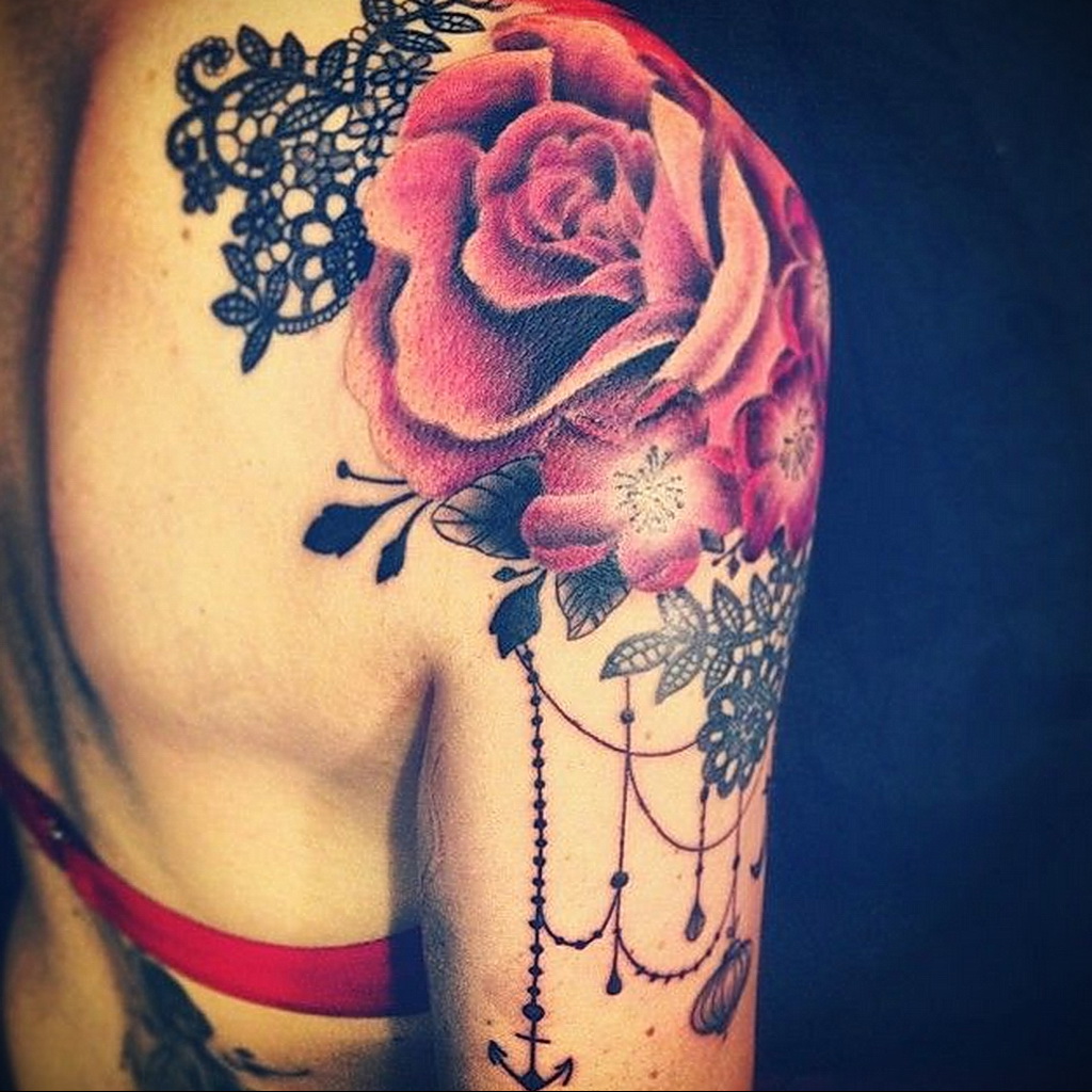 розы с кружевами и жемчужным татуировочным рисунком