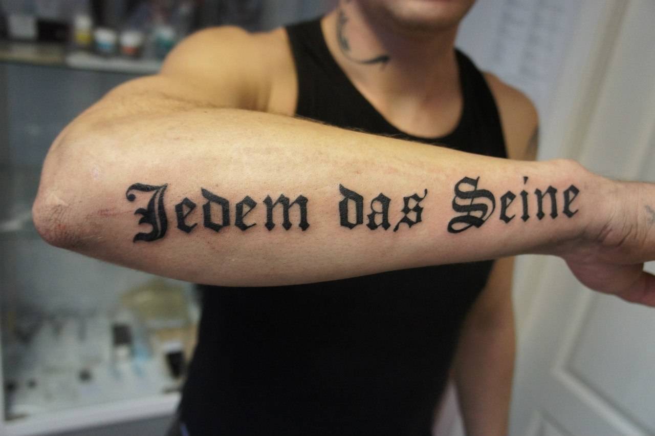 Татуировка на руках: надписи с переводом (фото)