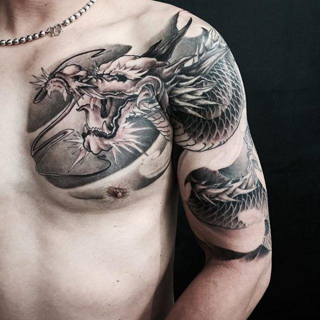 татуировка для мужчин на плечо и на грудь фото 25