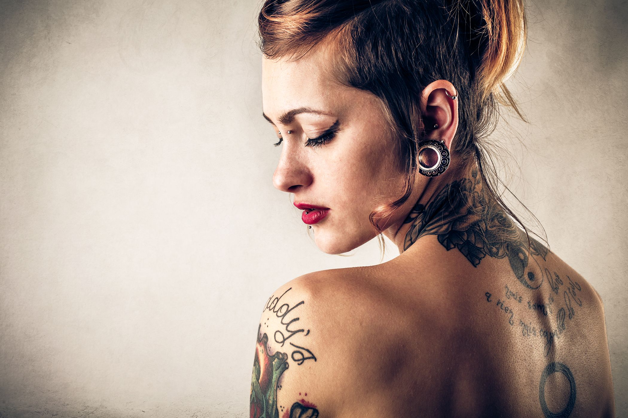 Татуировки и пирсинг на подростках