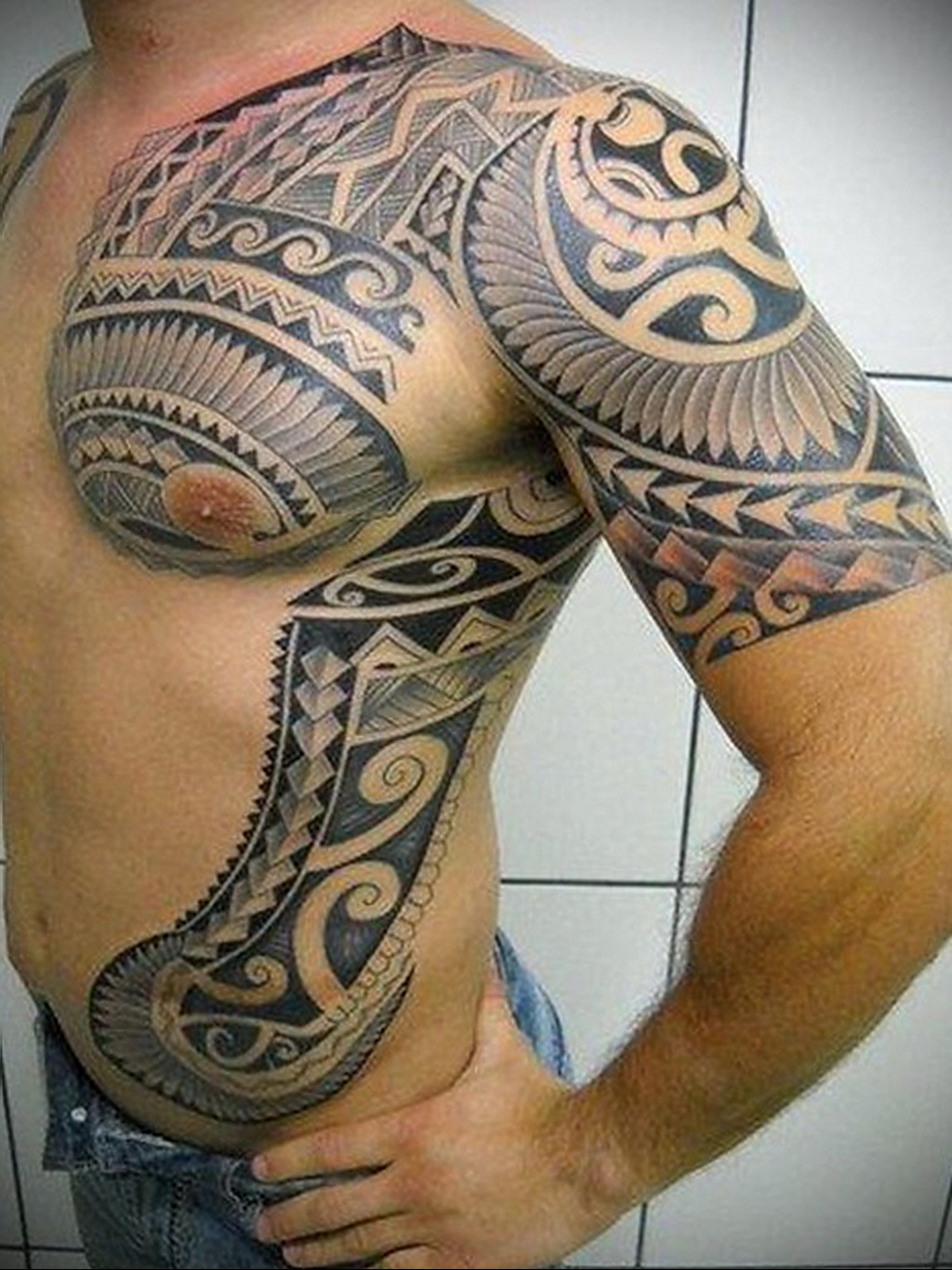 татуировка для мужчин на плечо и на грудь фото 116