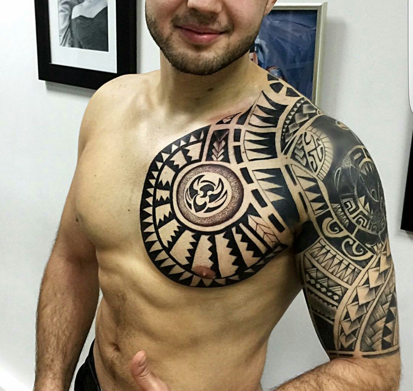 татуировка для мужчин на плечо и на грудь фото 26