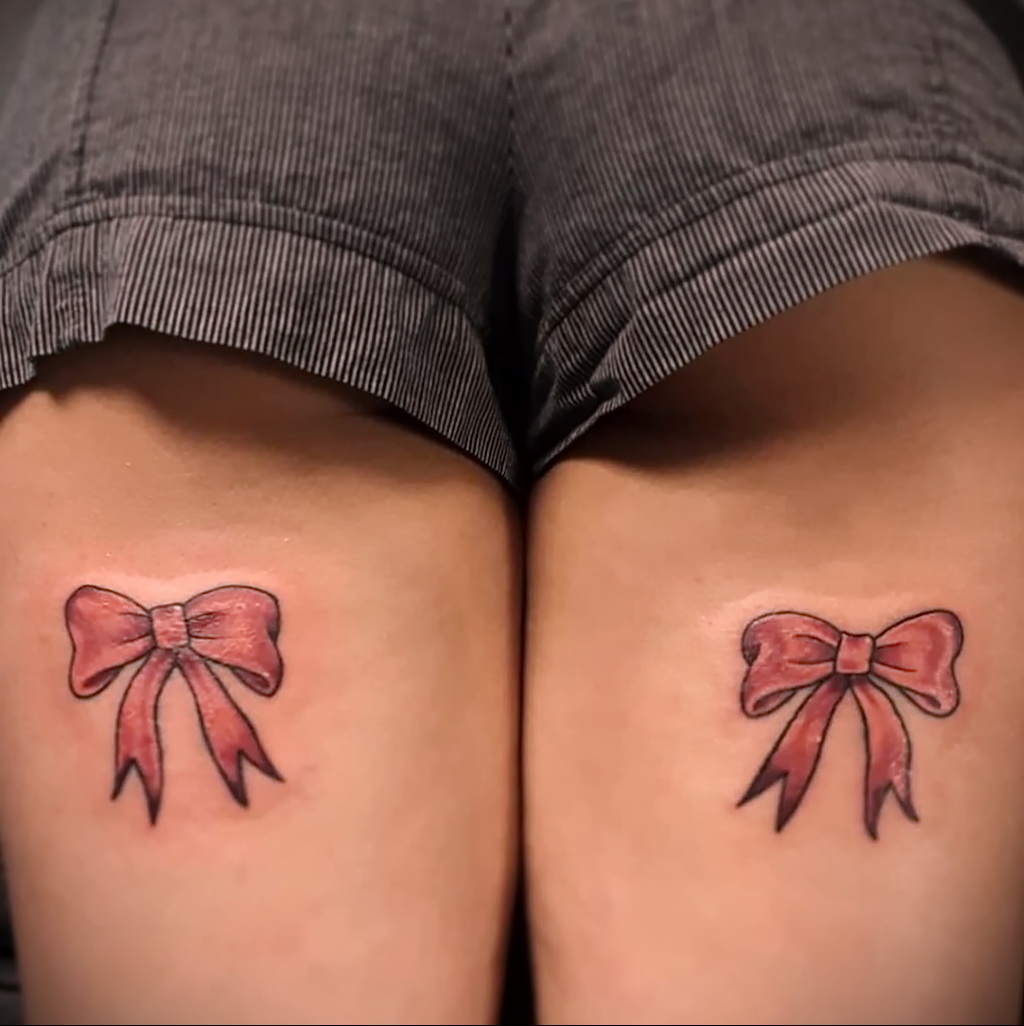 Татуировки бантики на ногах у девушек