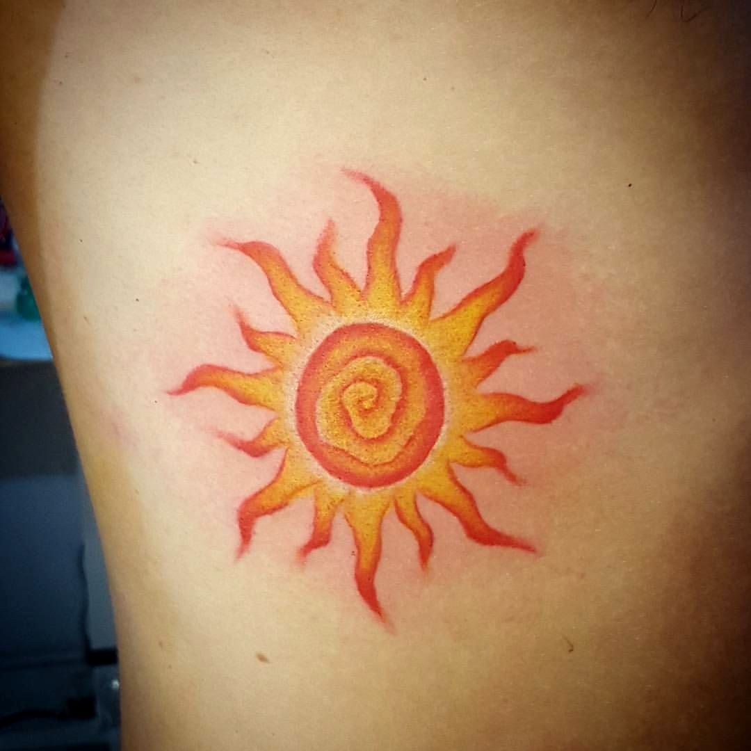 Татуировка в виде солнца
