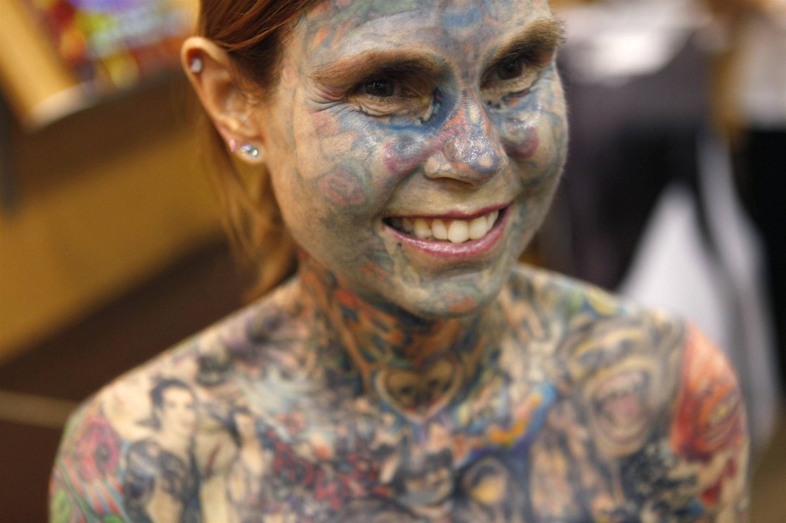 Джулия Гнусе — самая татуированная женщина в мире