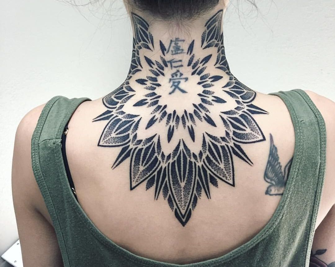 Татуировки на затылке женские