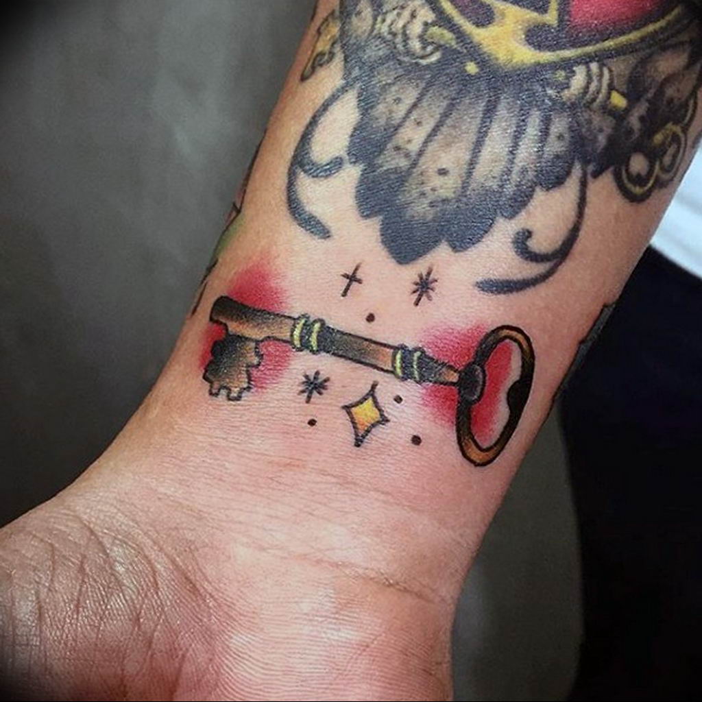 Татуировка ключ на запястье