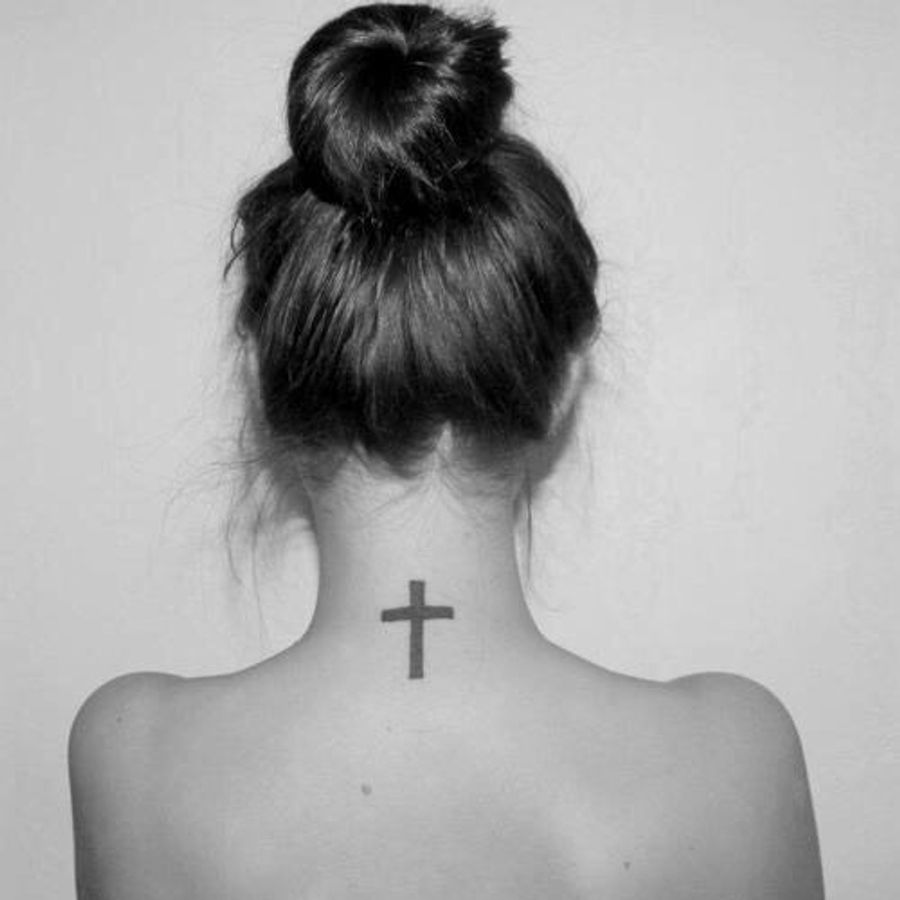 Крест на спине у девушки