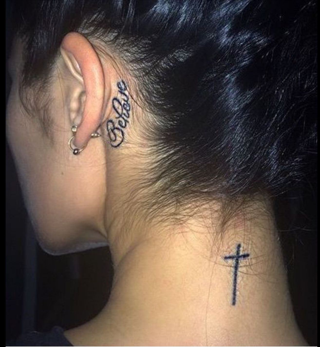 Татуировка за ухом для девушек надпись