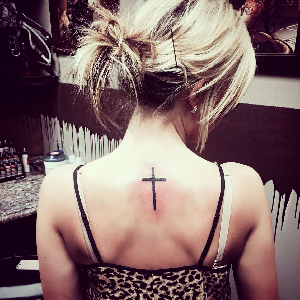 Татуировки креста для девушек
