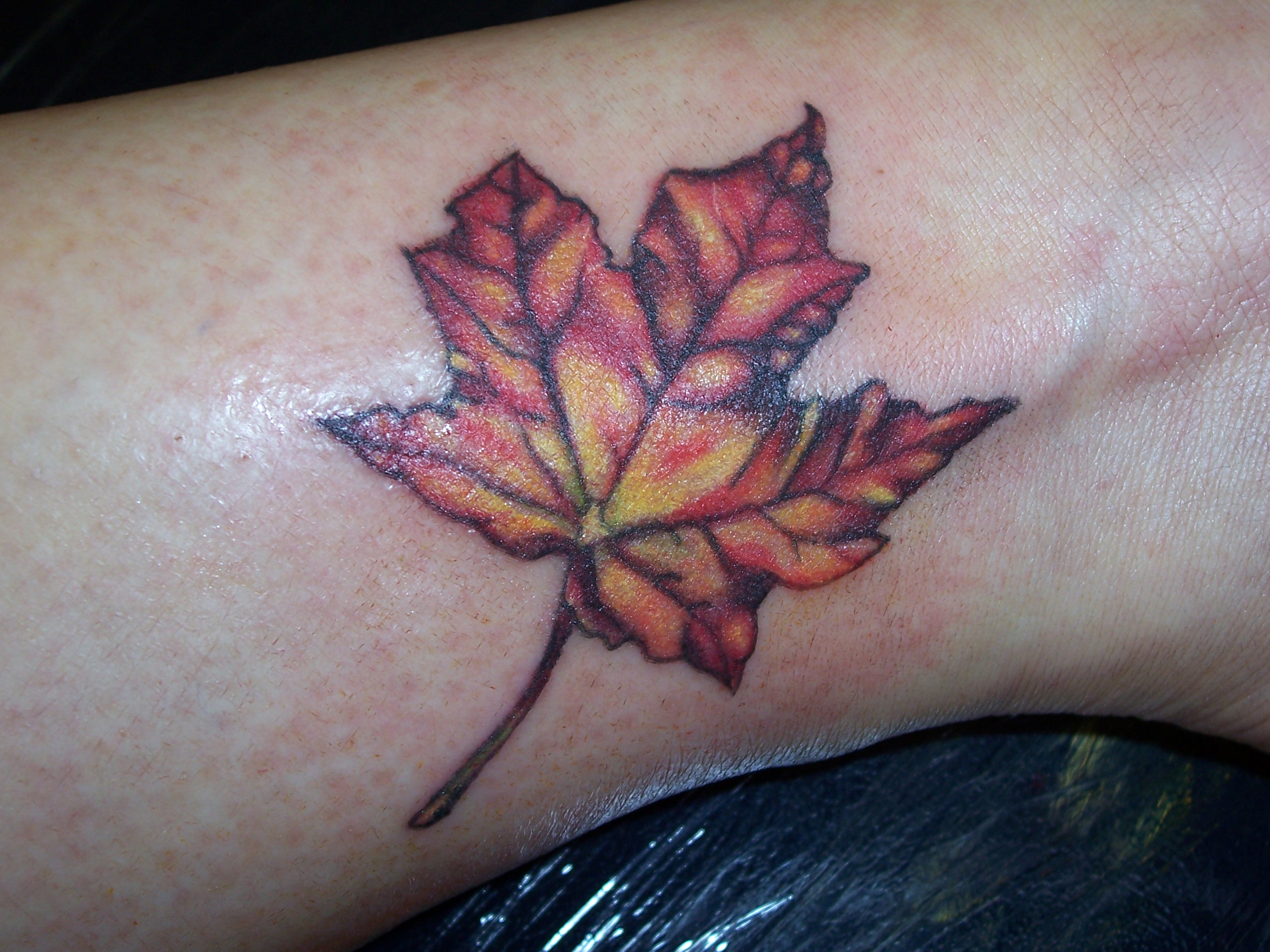 Татуировка кленовый лист
