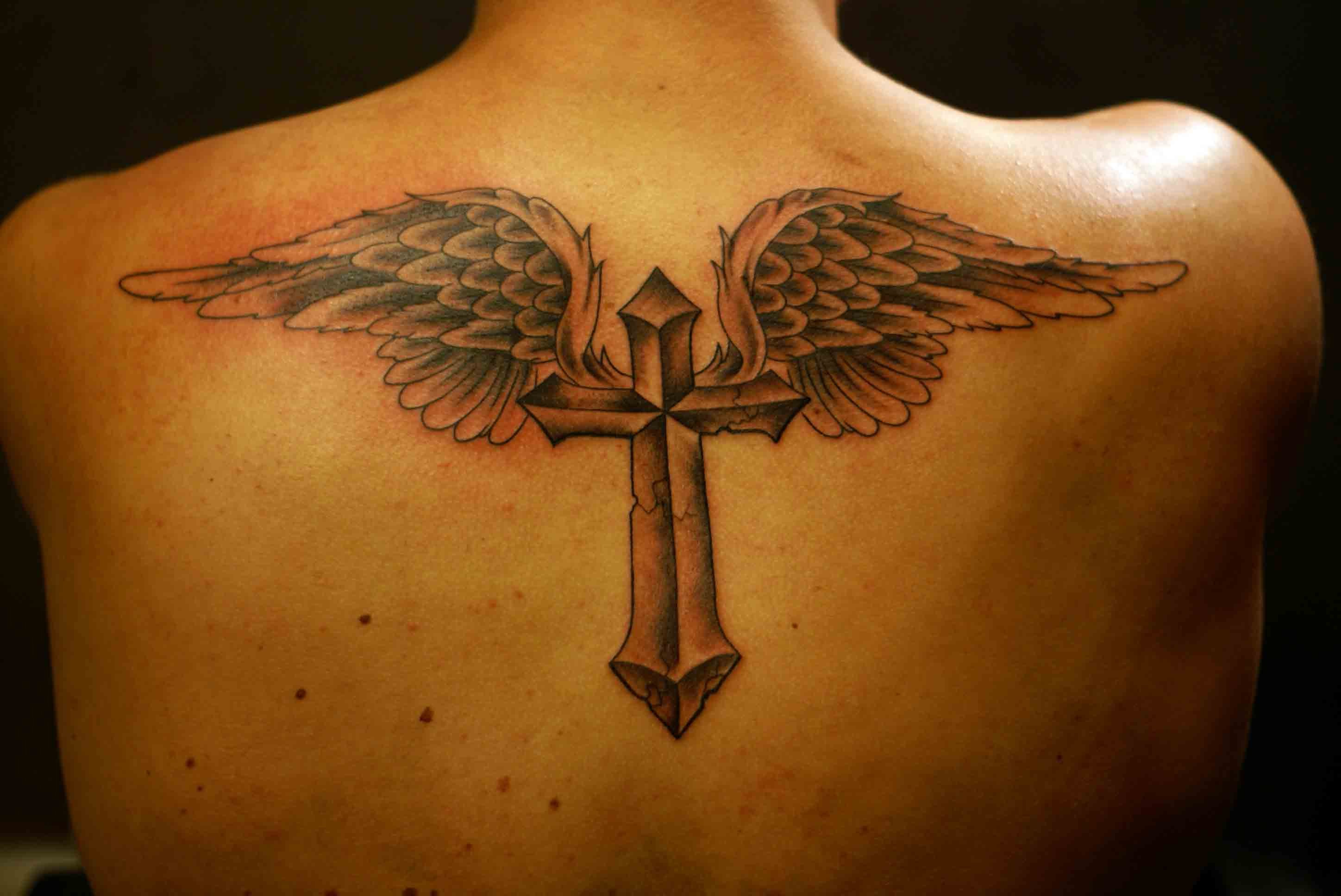 Татуировка крест с крыльями