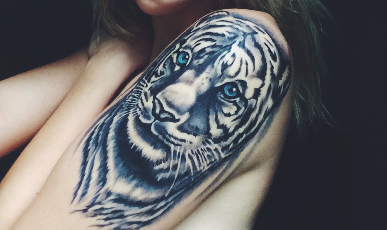 Тату тигр на плече женские