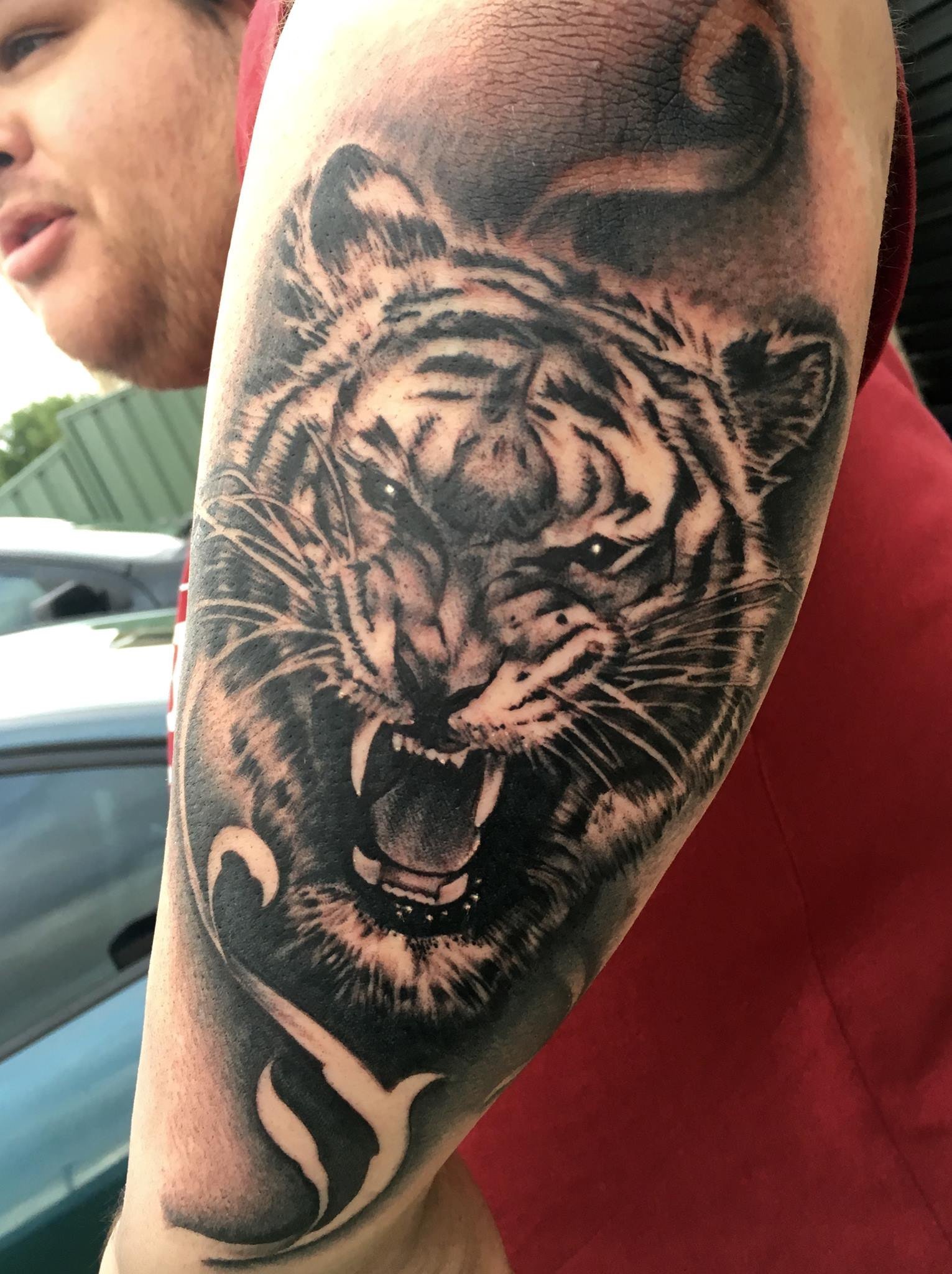 Татуировка оскал тигра на плече