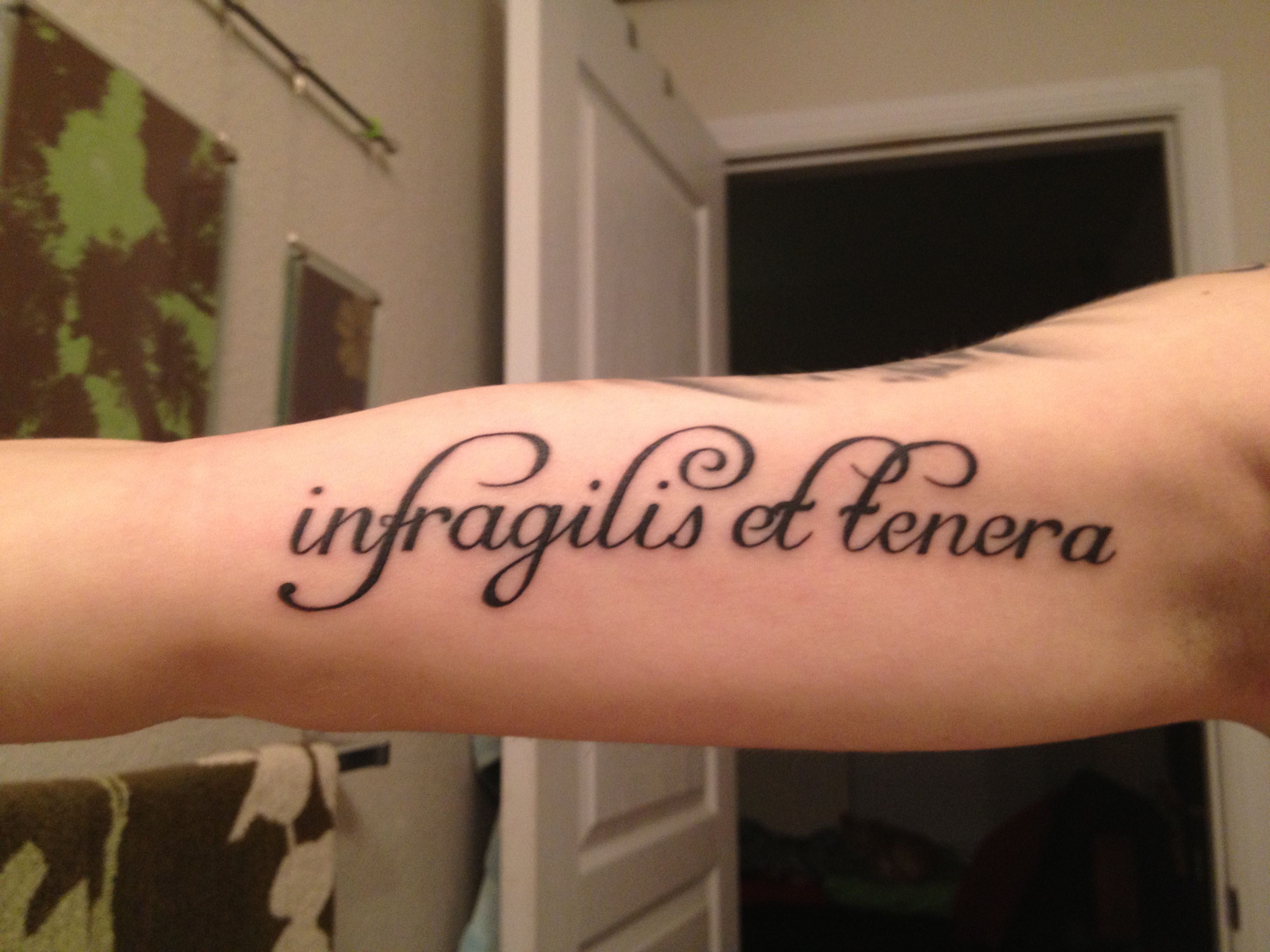 Надпись тату на руке для девушек со смыслом на латыни с переводом фото