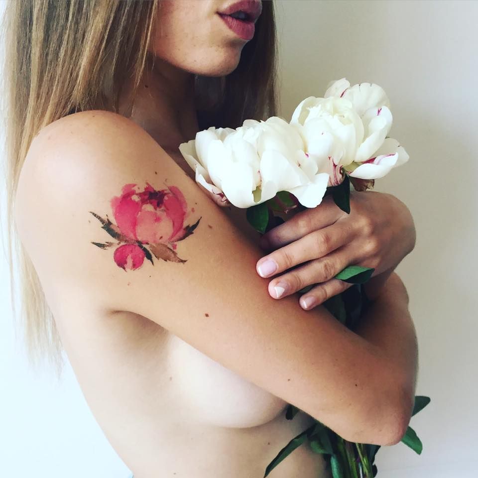 Татуировка девушка с цветами