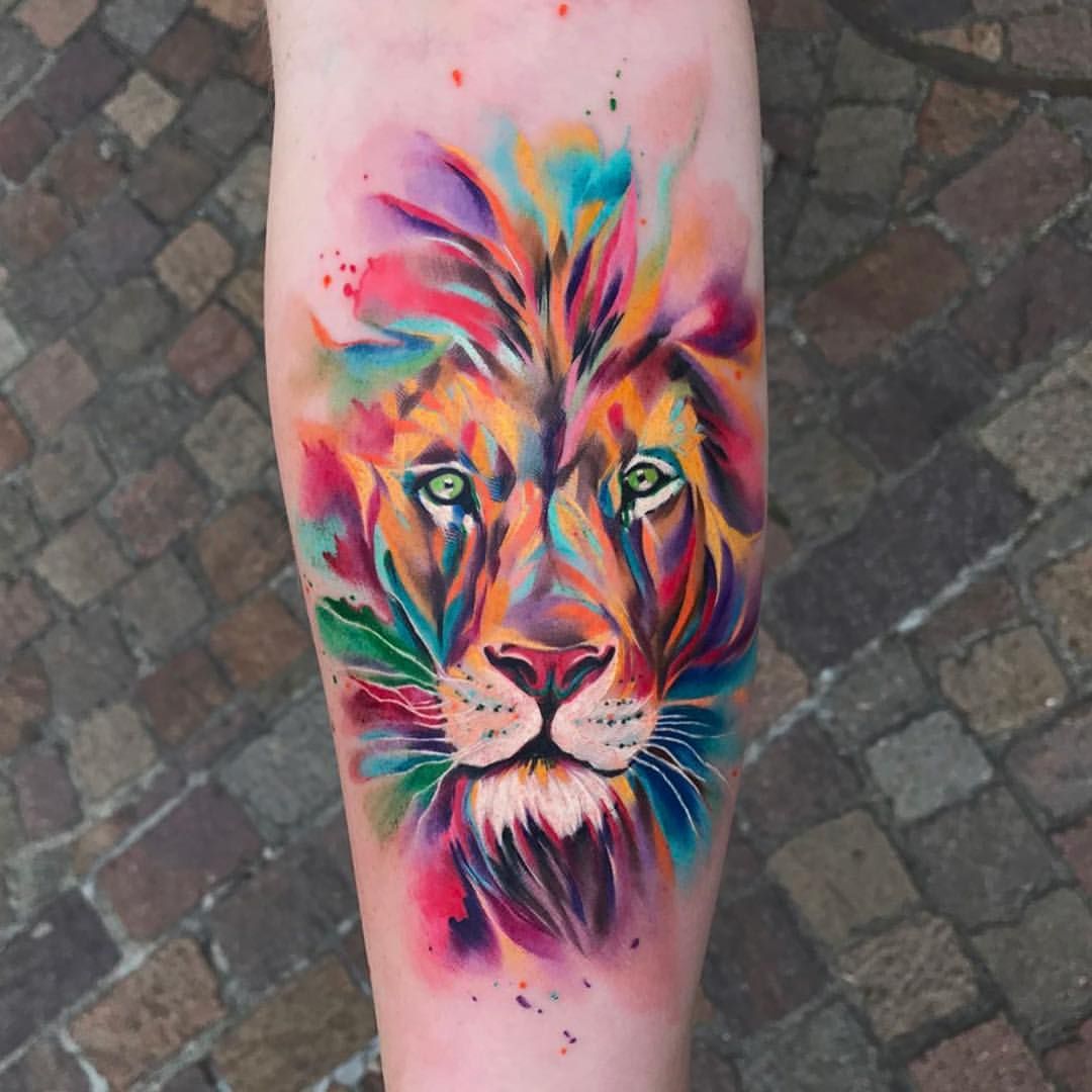 Лев с цветами цветной тату