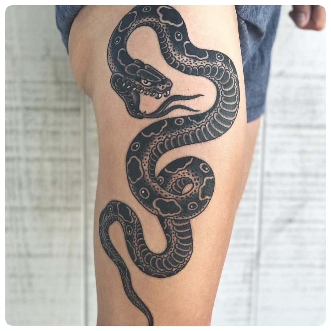 Татуировка змея на ноге