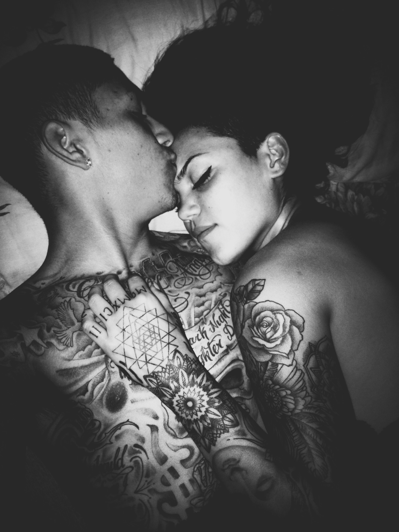 Секс втроём с фигуристой и татуированной азиаткой