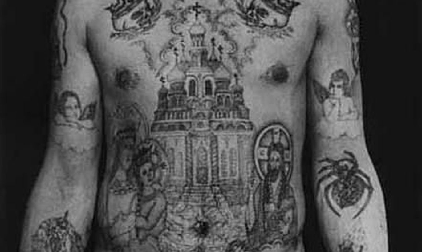 татуировка церковь на руке