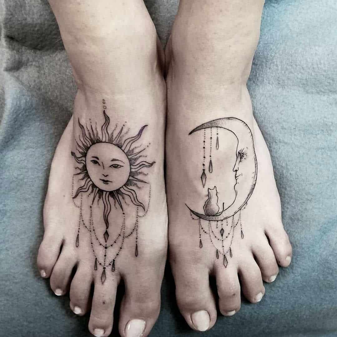Луна и солнце тату на ступнях