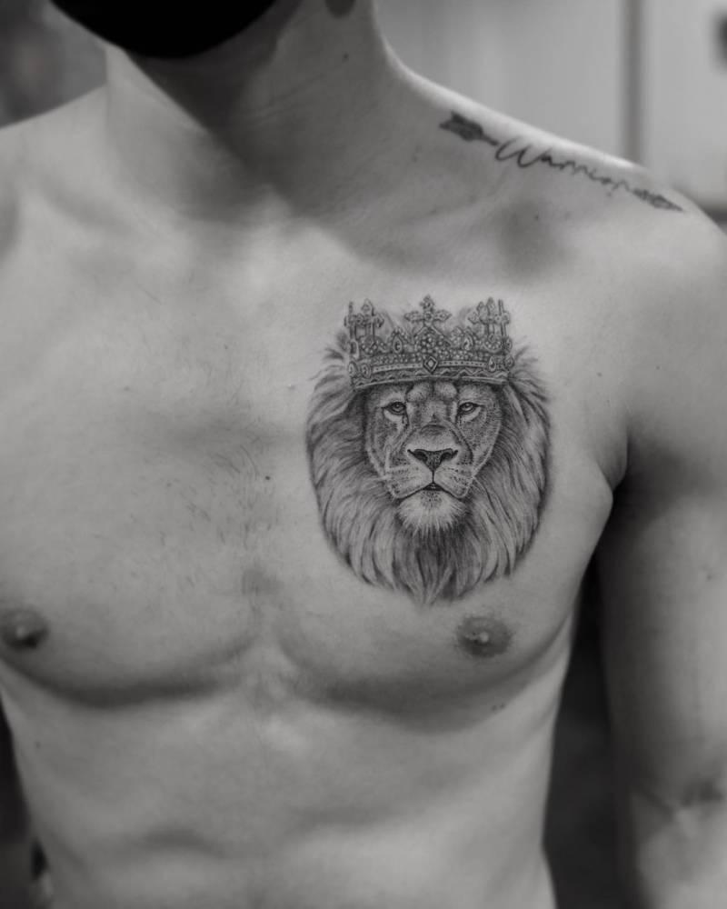 Лев с короной на груди