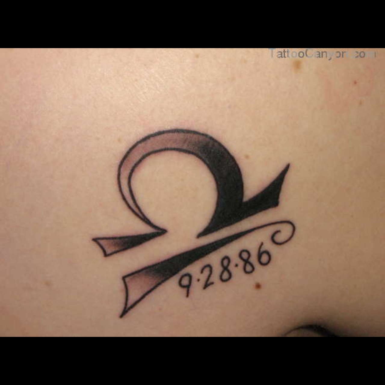 Татуировка знак зодиака весы для девушки