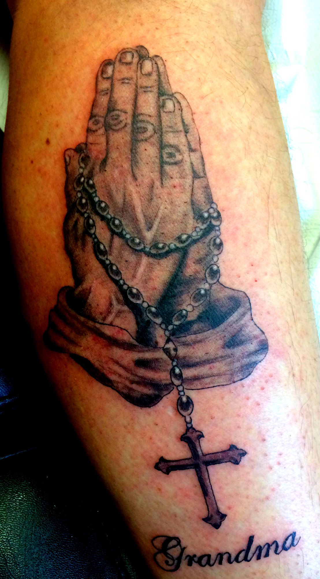 Татуировка четки с крестом на руке