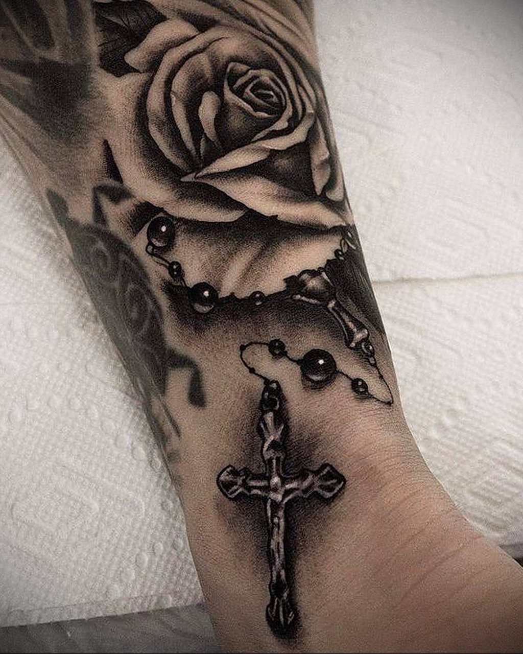 Татуировка роза и крест