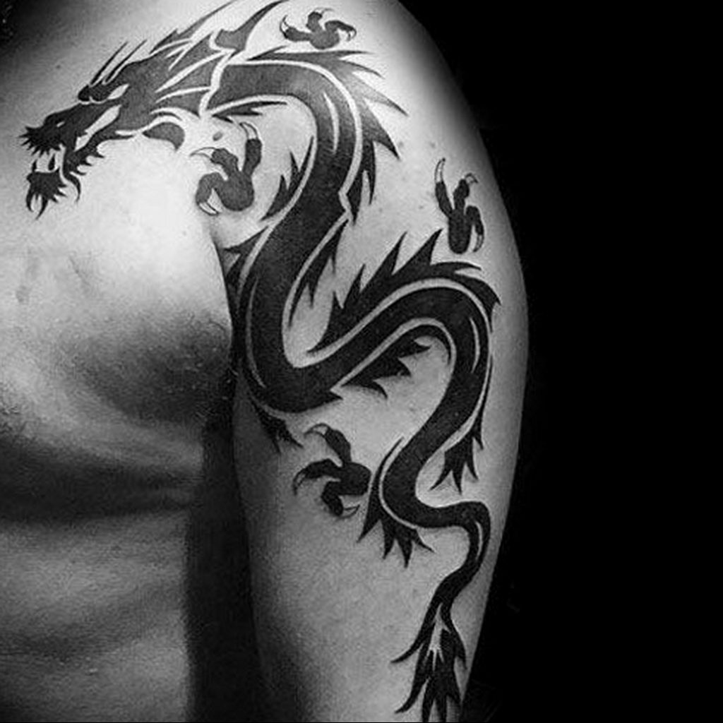 Тату китайский дракон на плече